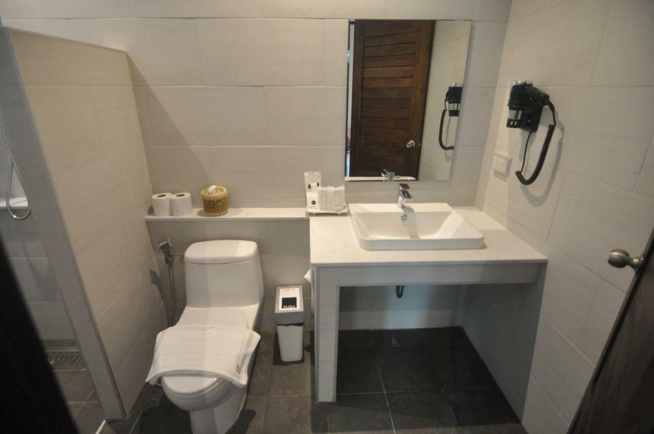 The Eight Ratvithi House Hotel