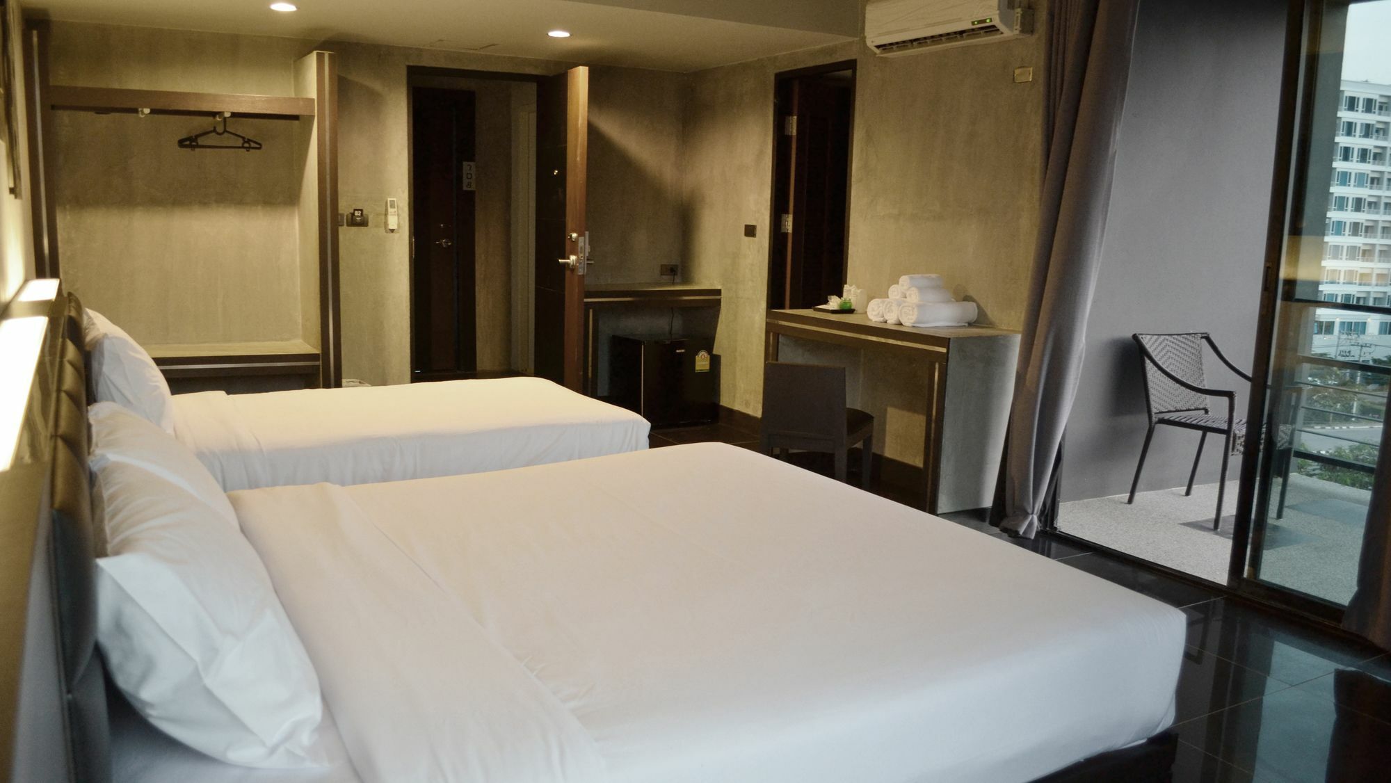 B2 Black Business And Budget Hotel