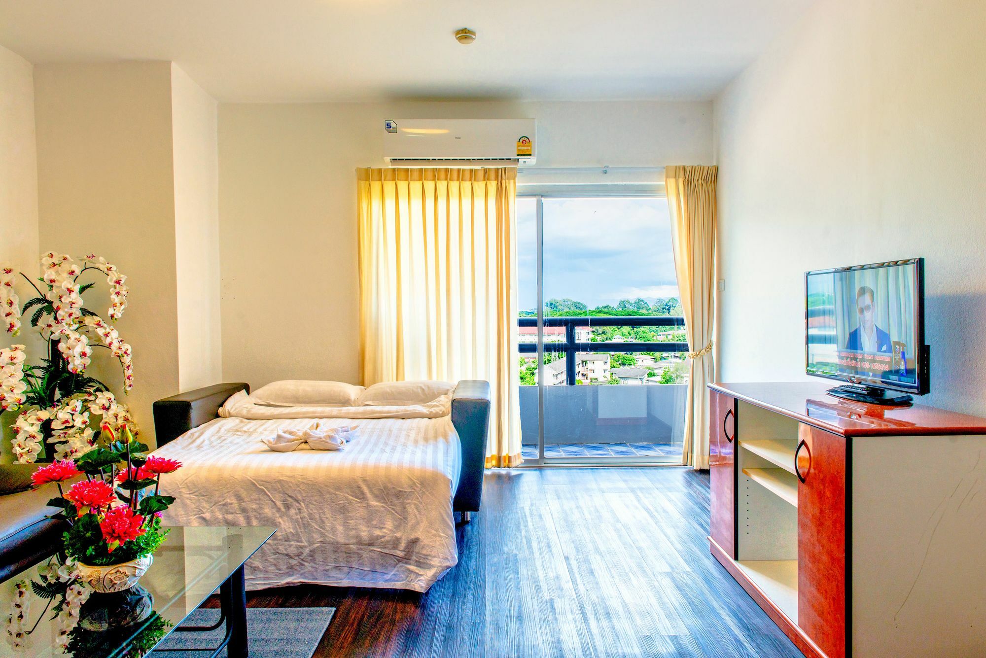 Jade Tower Downtown Apartment *