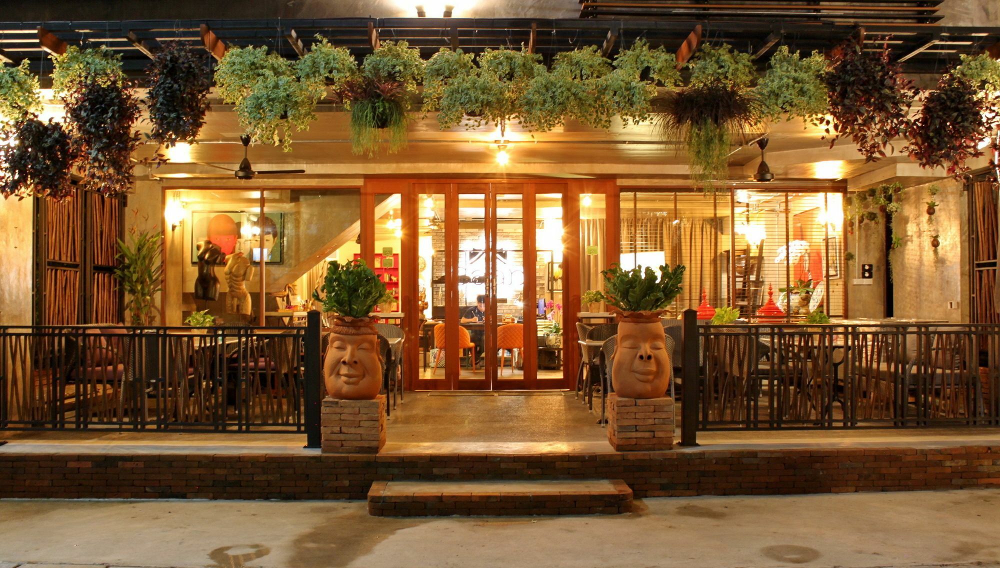 Chala Number 2 Art And Gallery Hotel