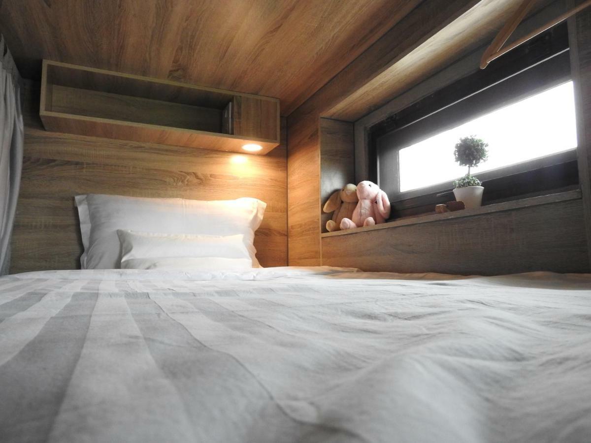 To Bed Poshtel Hostel
