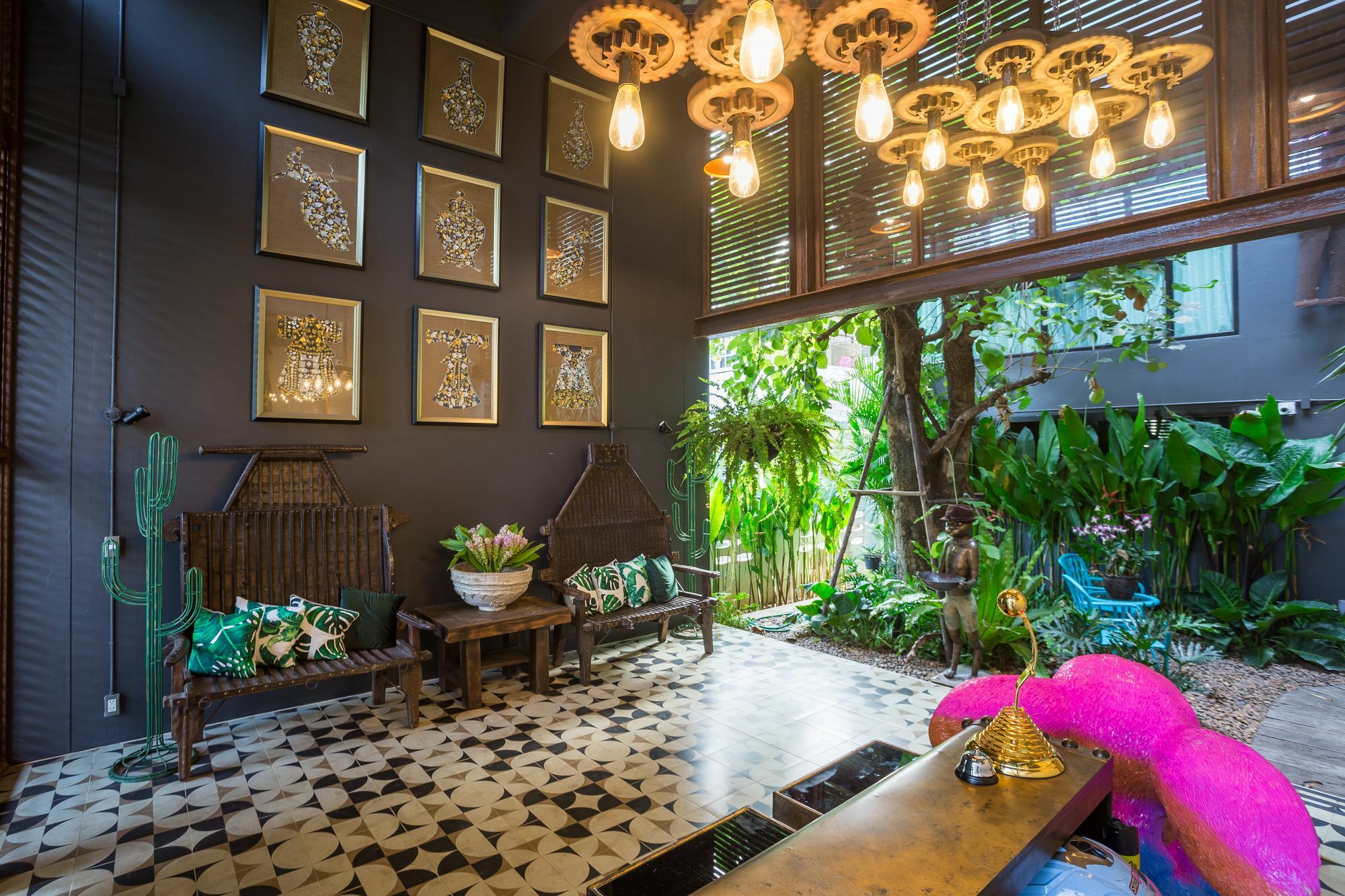 River Art Hotel