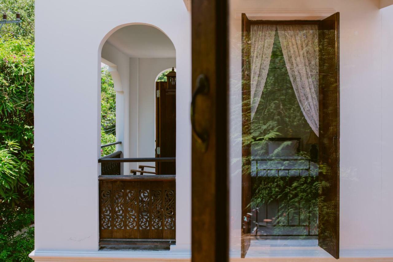 Mammoth Art Pool In Old Villa Chiang Mai