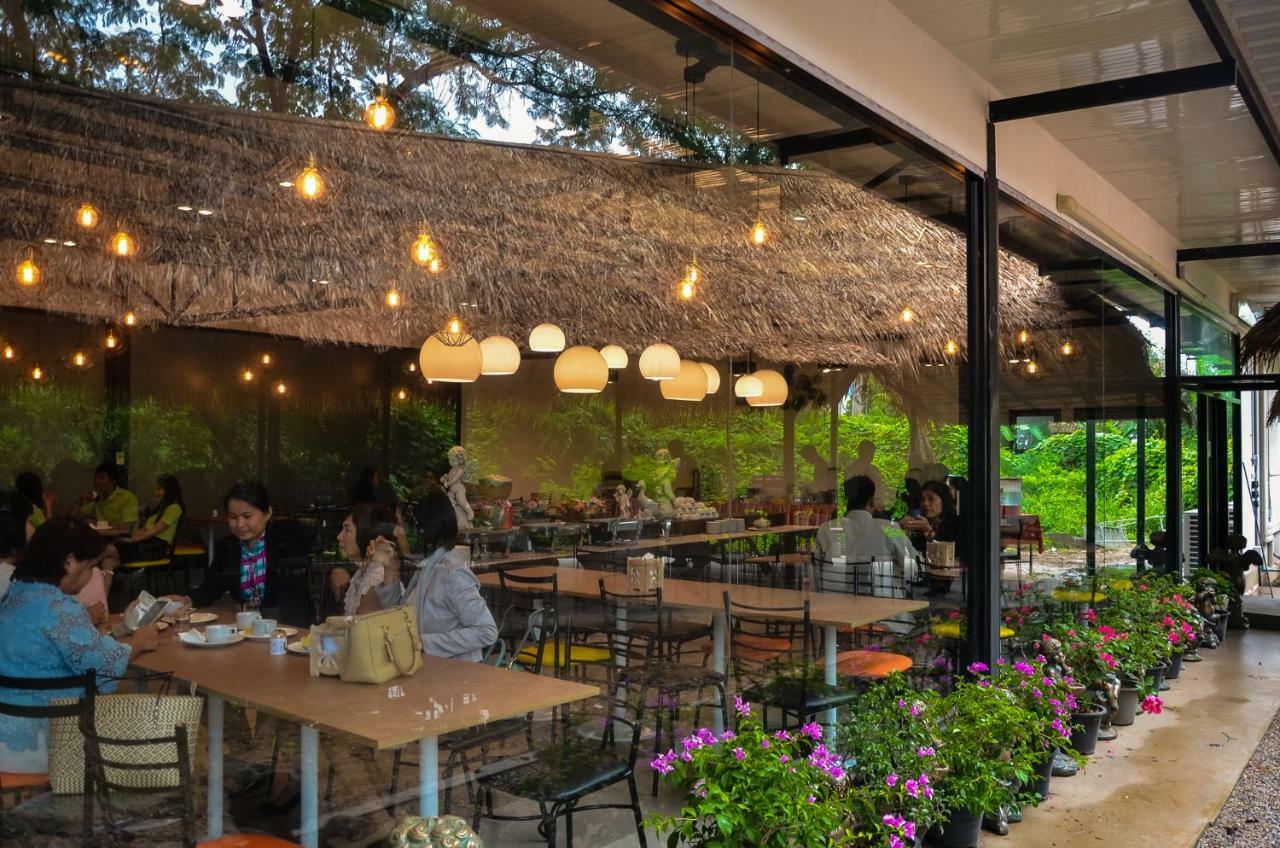 Hotel At Ruam Chok Chiang Mai