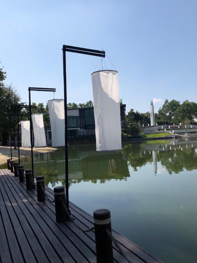 Serene Lake Condominium Apartment *