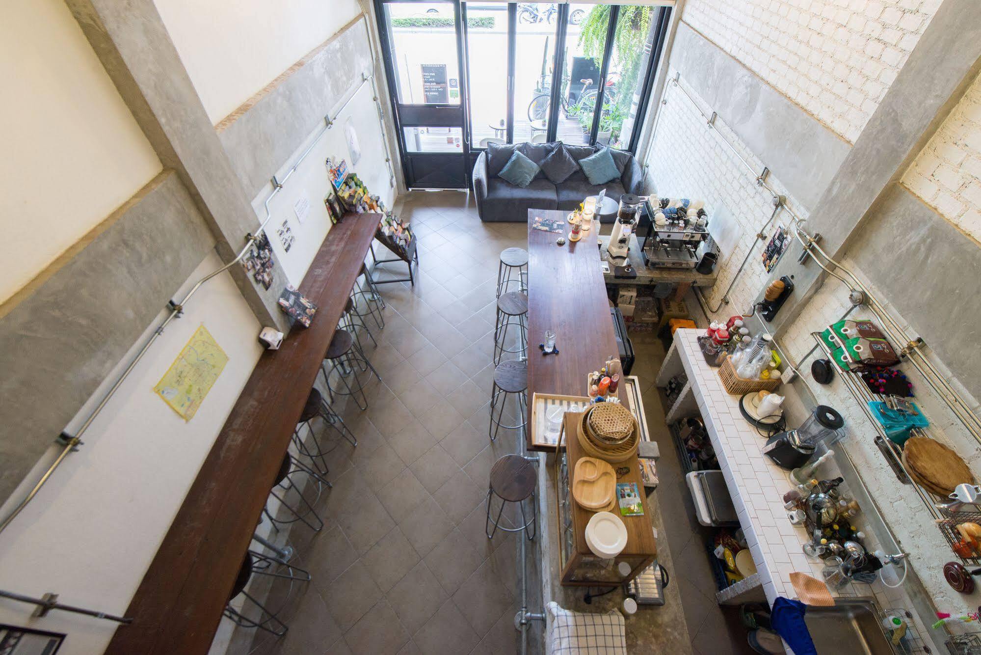 Hostel Box N Cafe *