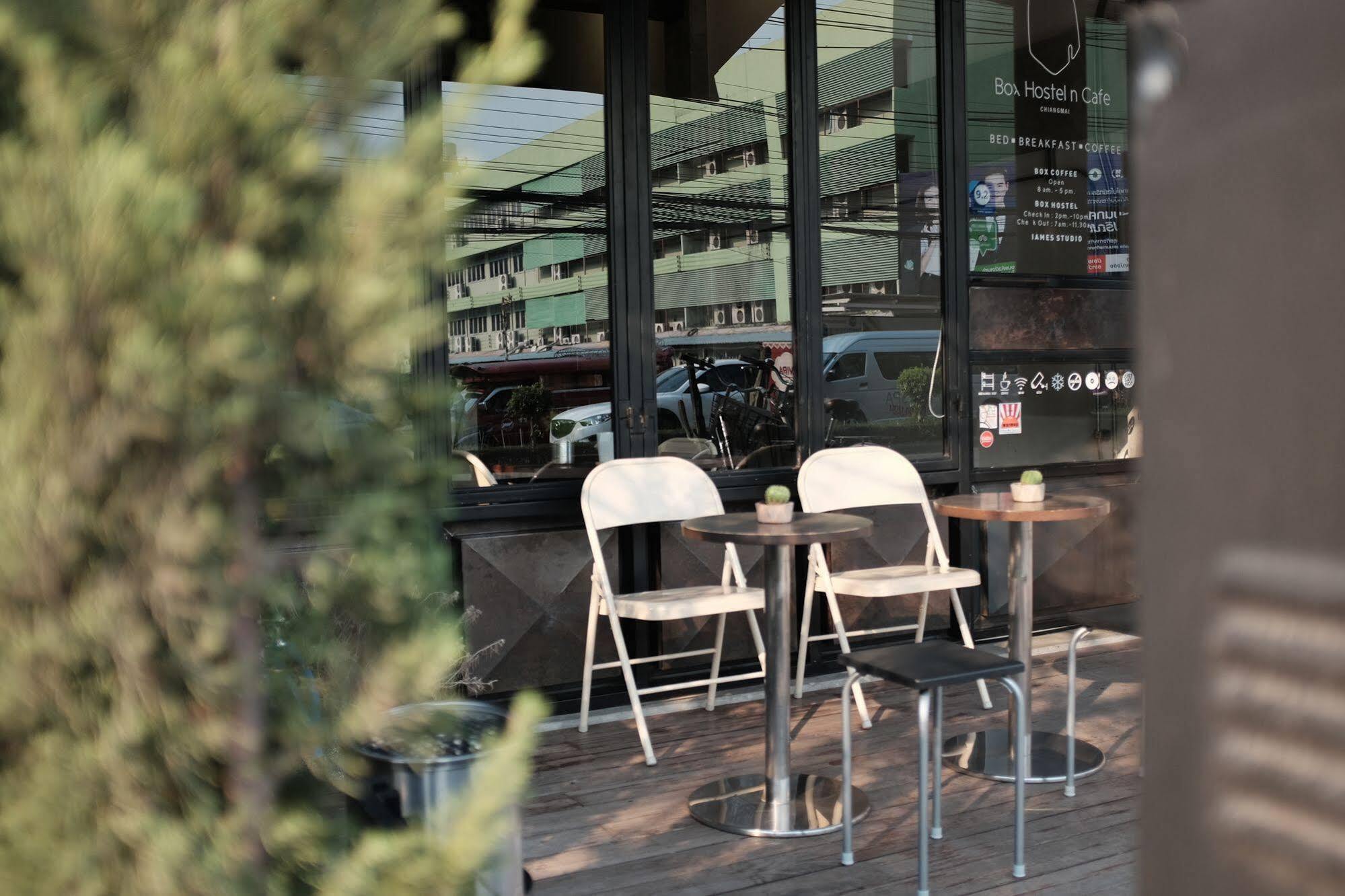 Box N Cafe Hostel *