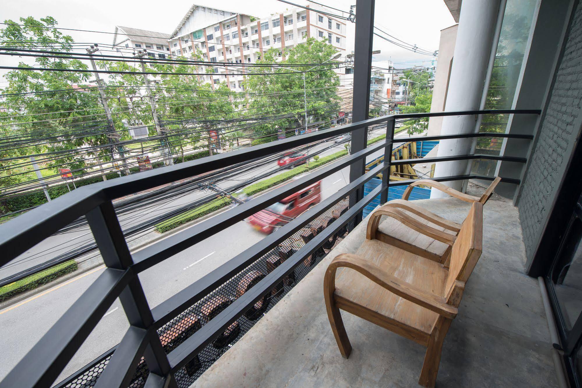 Hostel Box N Cafe