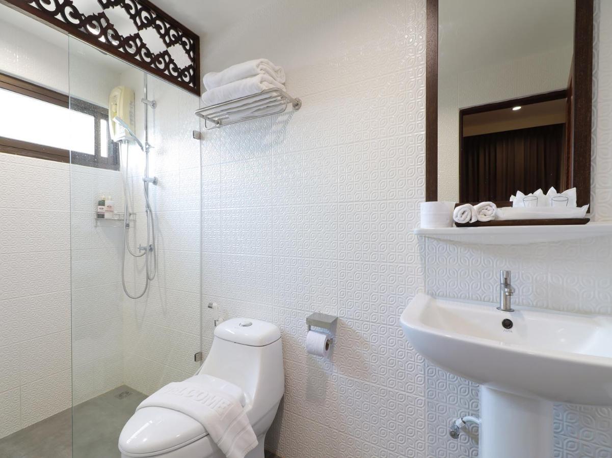 Oyo 557 Tong House Hotel 4*