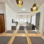 Cozy 3 Bedroom House & Green Lawn Near Airport & Old Town