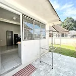 Cozy 3 Bedroom House & Green Lawn Near Airport & Old Town