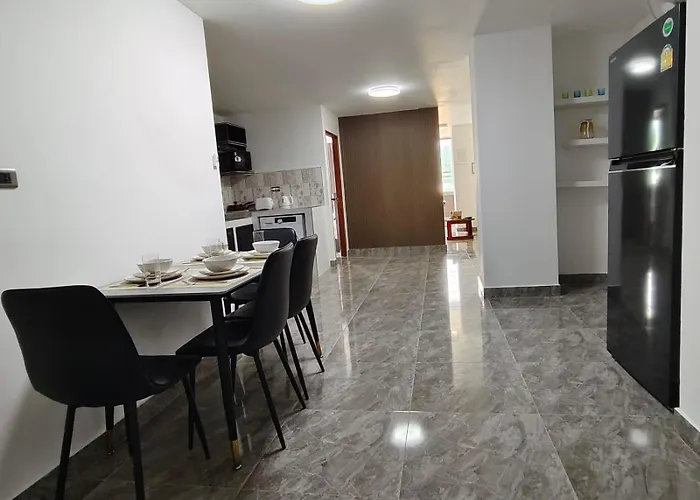 902 2 Fully Renovated Luxurious Apartment