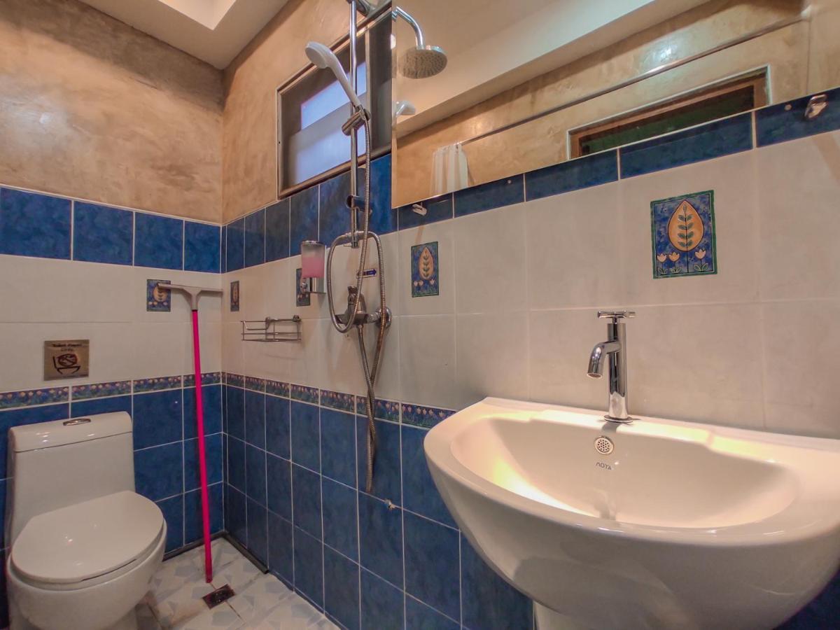 Bed & Breakfast Awana House *
