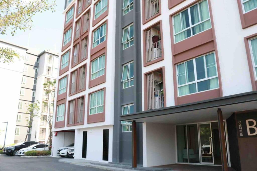 Cozy Close To Festival In Chiangmai Apartment *