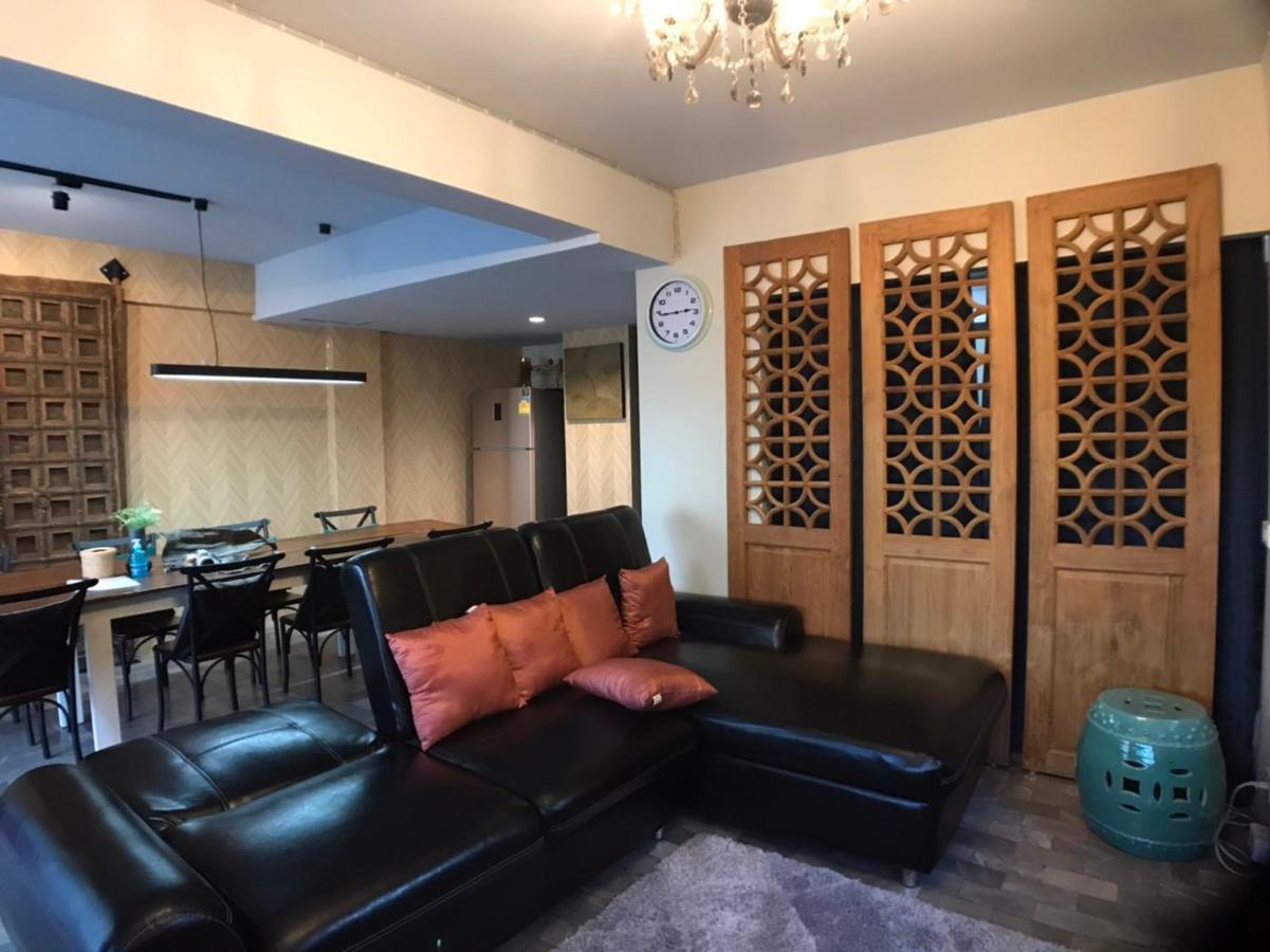 8th House @ Center Of Chiangmai Old Town Apartment