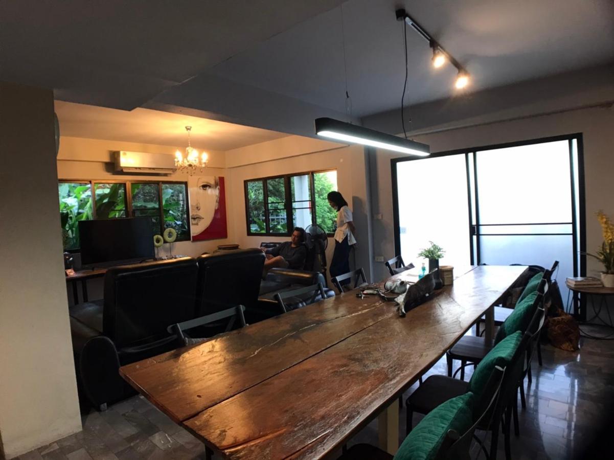 8th House @ Center Of Chiangmai Old Town Apartment
