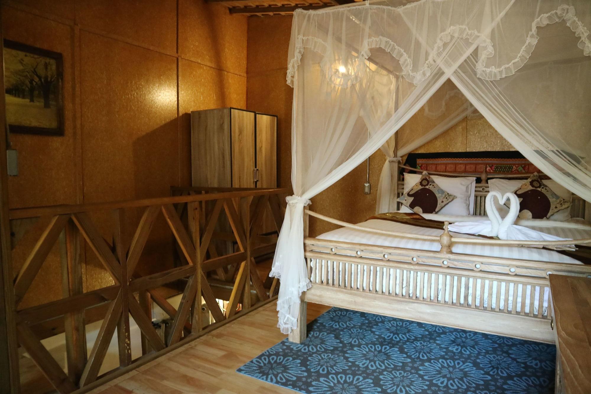 Loghome Boutique Hotel 3*