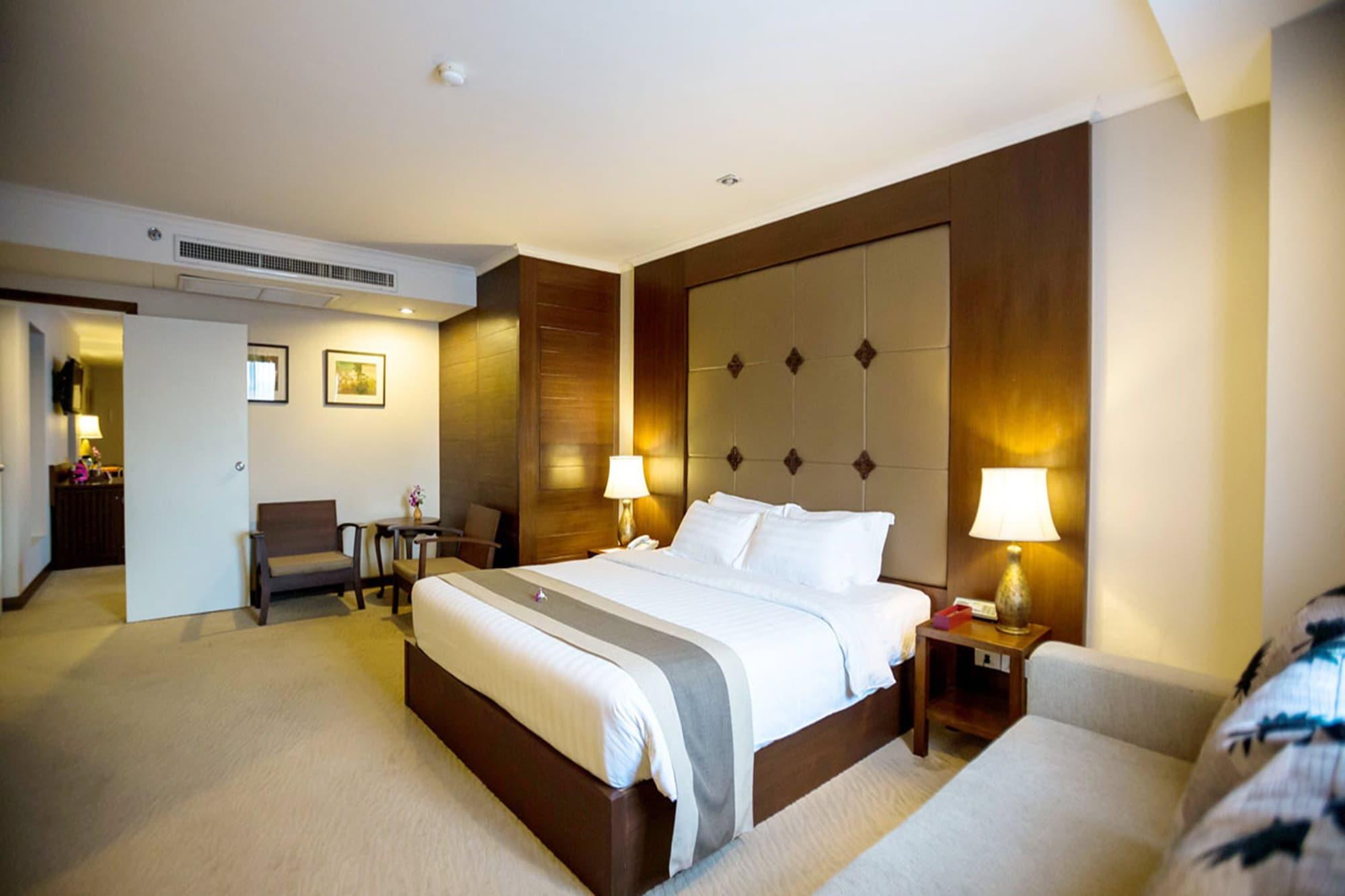Hotel Movenpick Suriwongse 4*