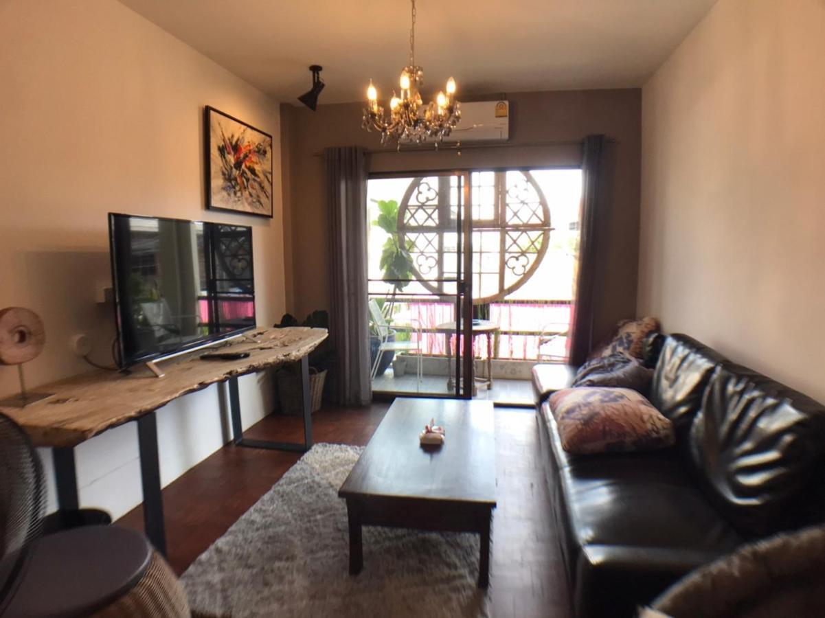 8th House @ Center Of Chiangmai Old Town Apartment