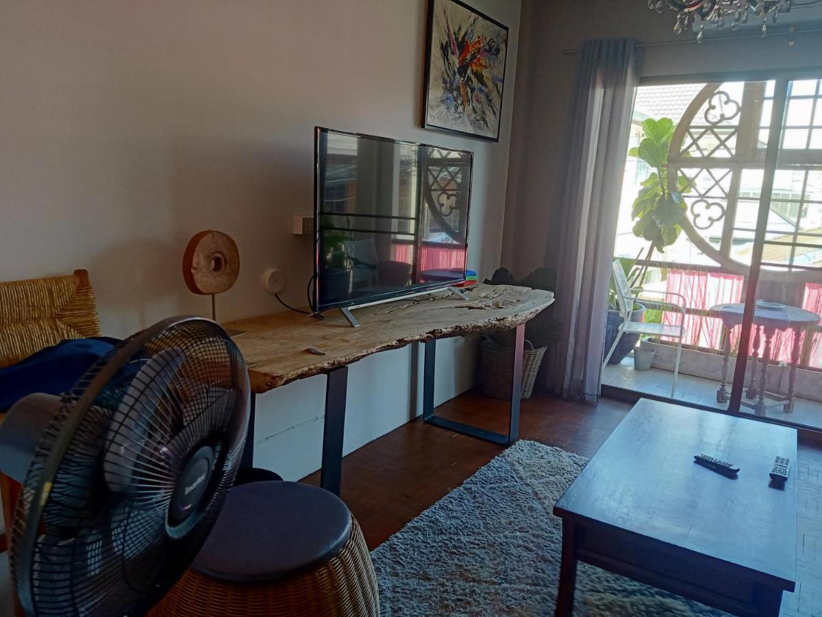 8th House @ Center Of Chiangmai Old Town Apartment