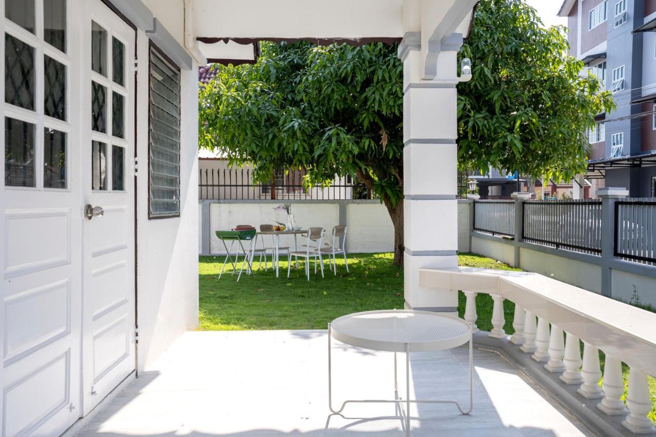 Cozy 3 Bedroom House & Lawn Near Airport & Old Town
