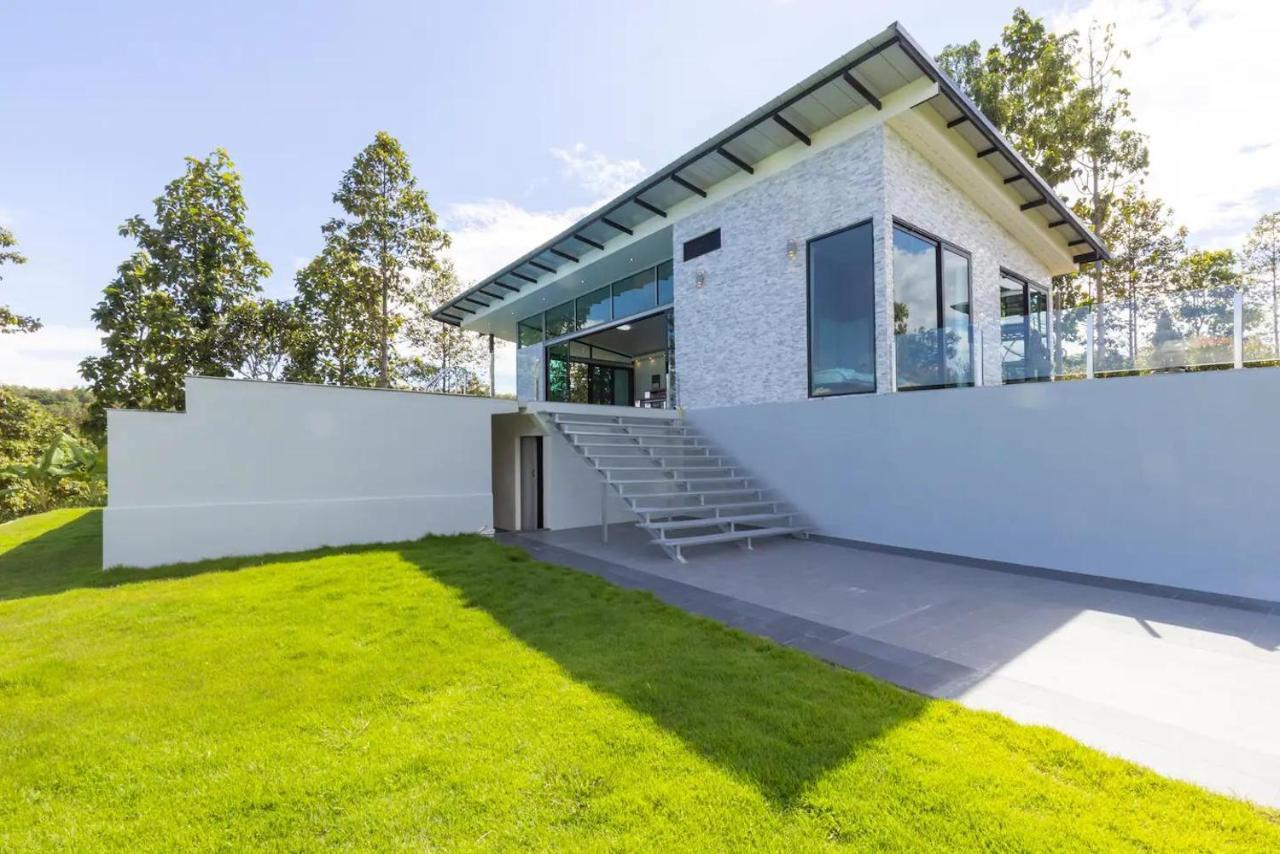 Villa Stunning 3-bed In *