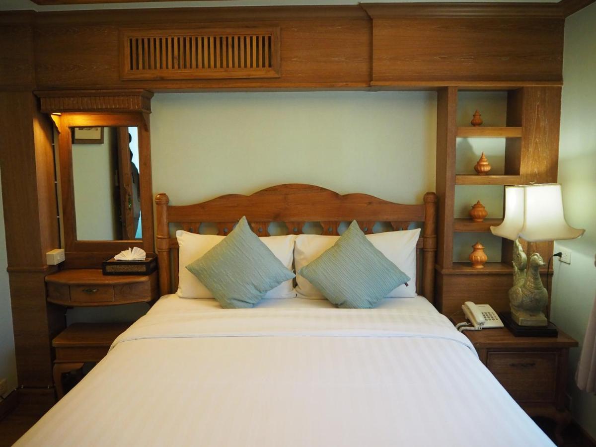 Rich Lanna House 3*