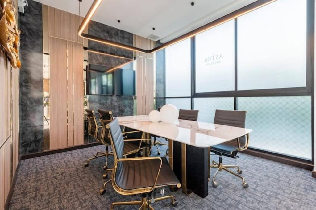 Modern Style With Sky Pool 古城边天际泳池公寓 Apartment