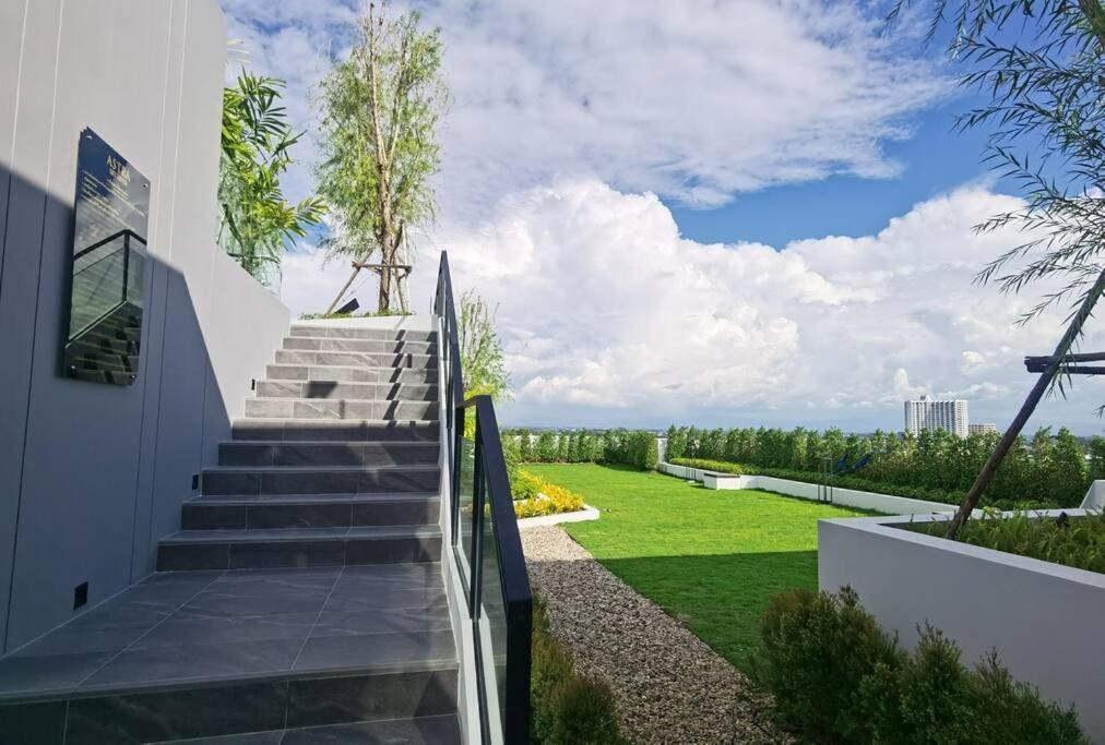Modern Style With Sky Pool 古城边天际泳池公寓