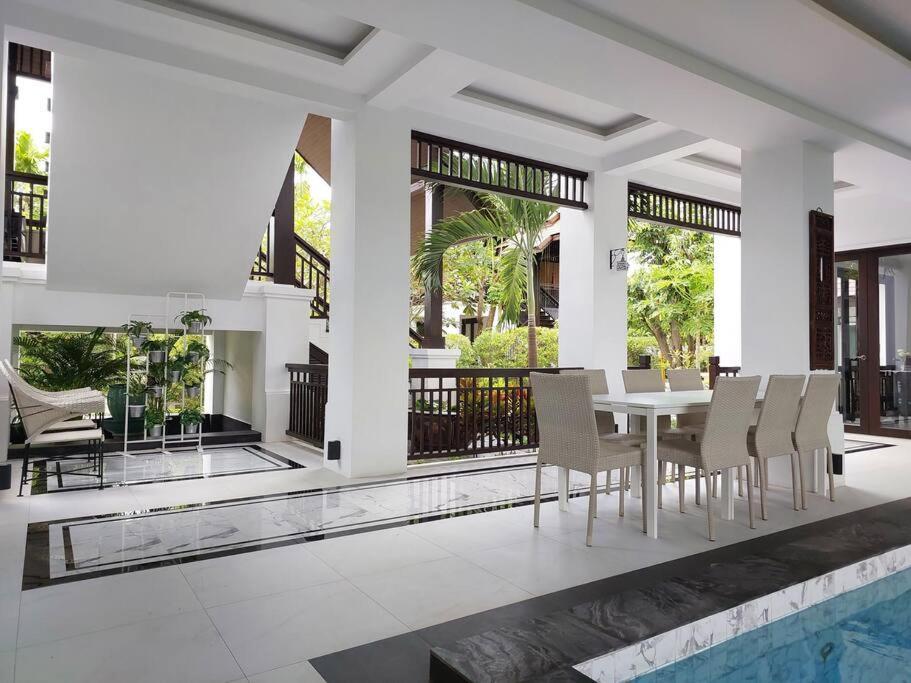 Sclass 2 Luxe Pools & Breakfast , Area