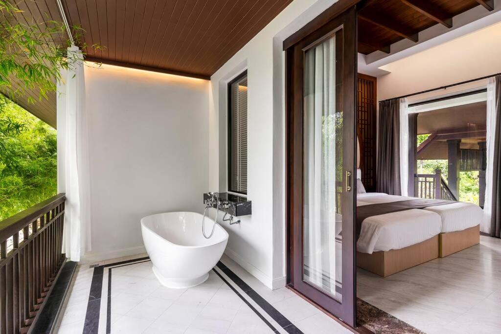 Sclass 2 Luxe Pools & Breakfast , Area