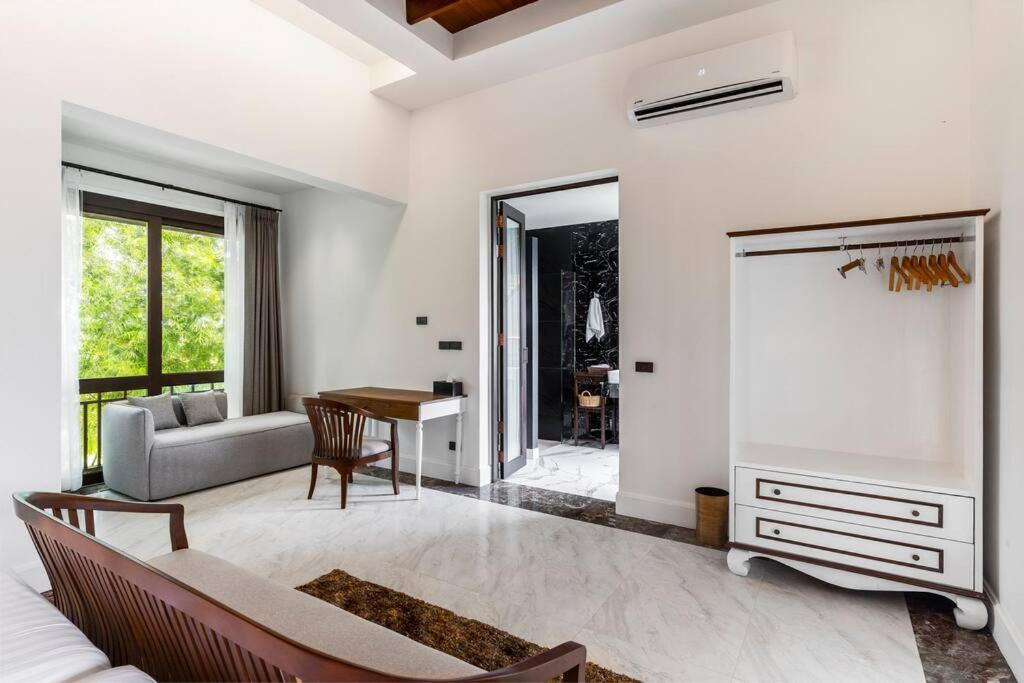Sclass 2 Luxe Pools & Breakfast , Area Villa