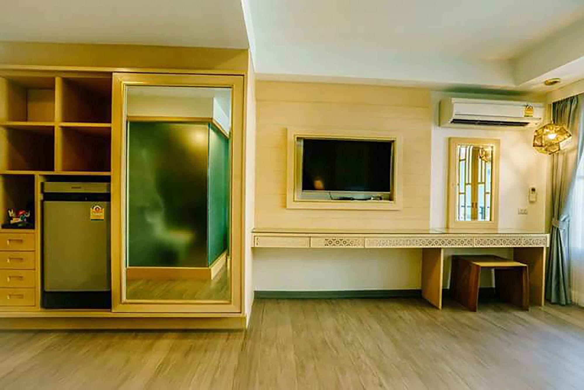 Moon Dragon Hotel 3*