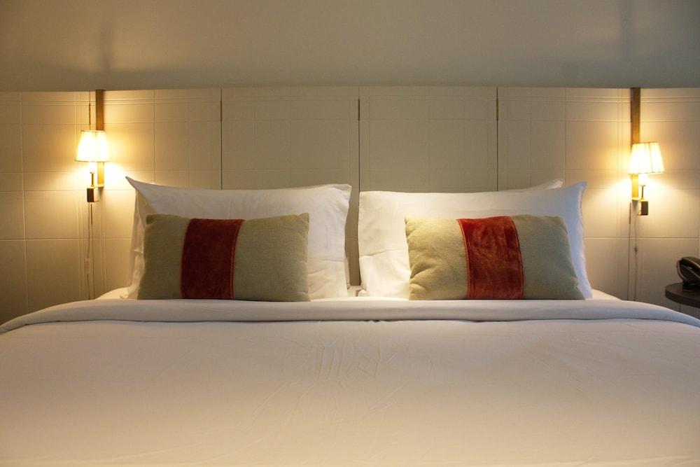 Ping Silhouette Hotel