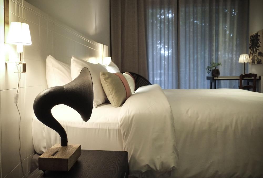 Ping Silhouette Hotel