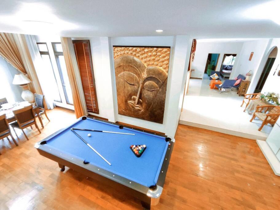 Villa Yellow House Garden Villa: Luxurious Pool Retreat Near Night Market
