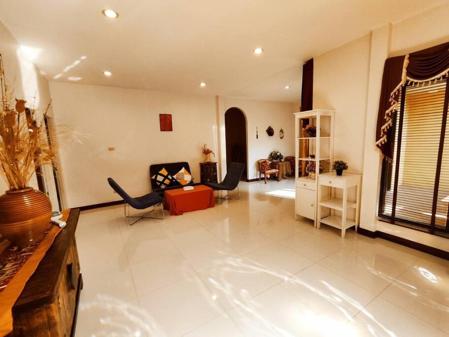 Yellow House Garden Villa: Luxurious Pool Retreat Near Night Market *