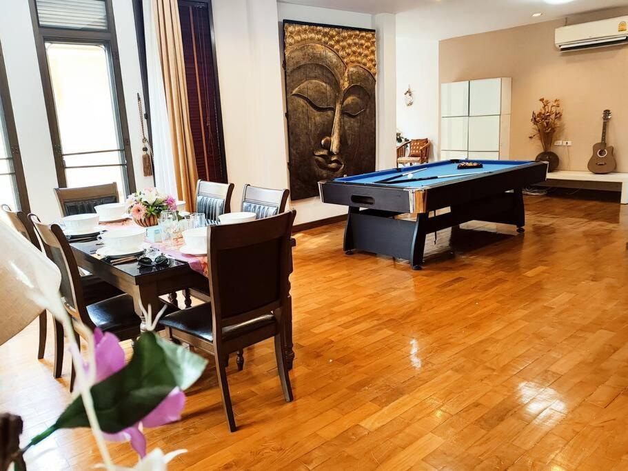 Villa Yellow House Garden Villa: Luxurious Pool Retreat Near Night Market