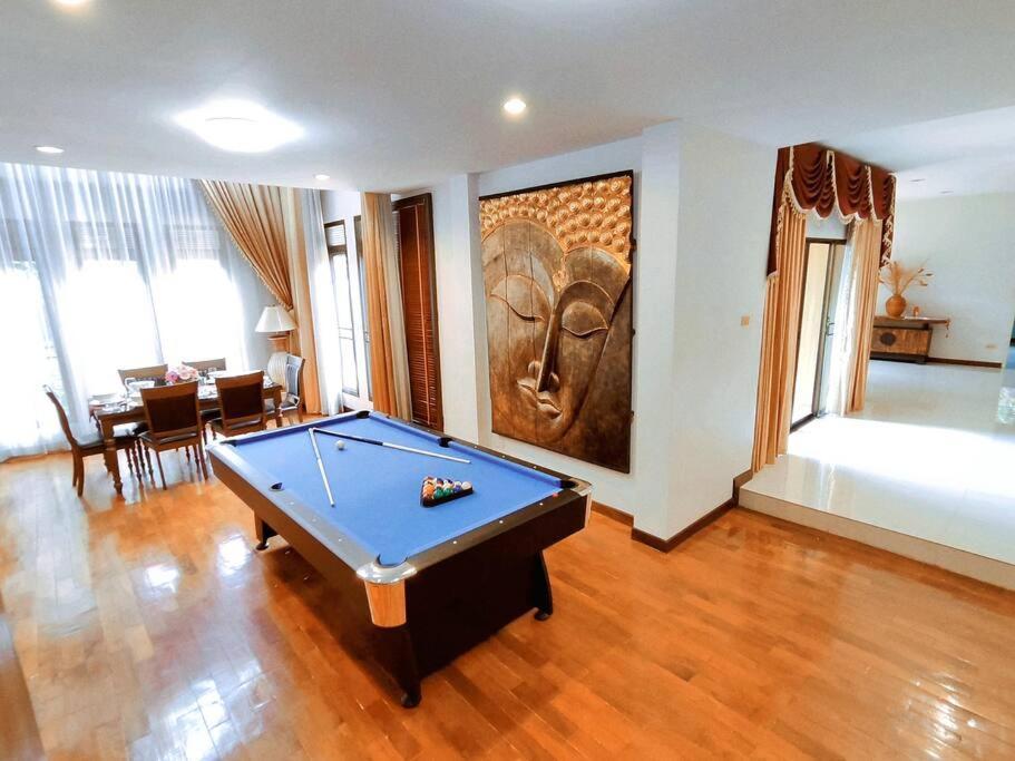 Yellow House Garden Villa: Luxurious Pool Retreat Near Night Market Villa