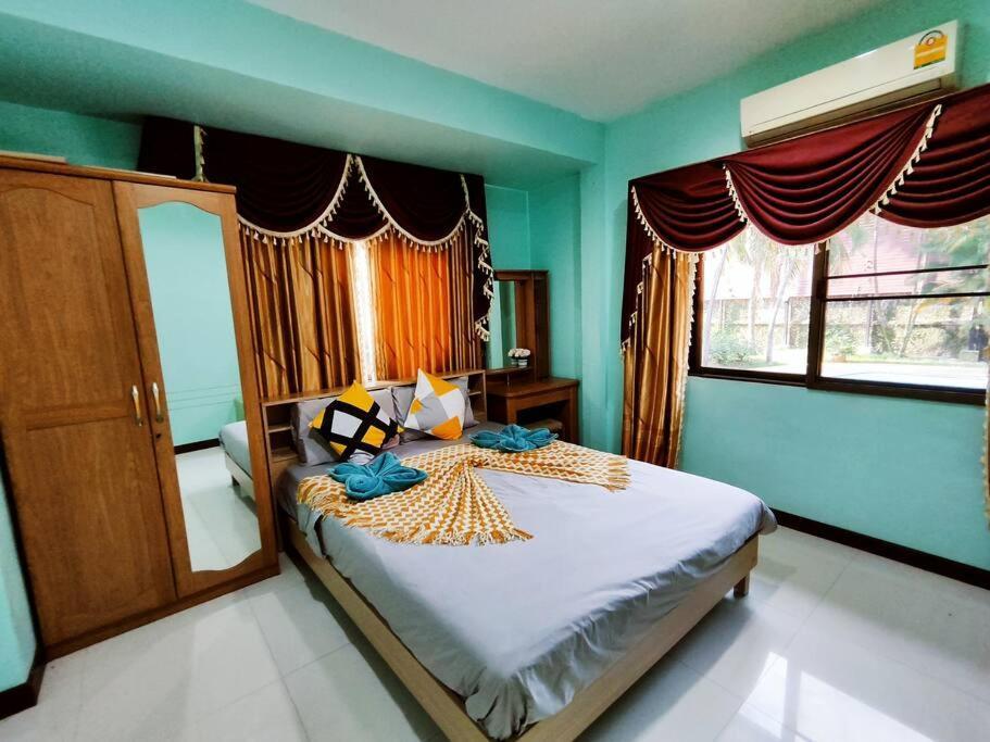 Yellow House Garden Villa: Luxurious Pool Retreat Near Night Market Villa *