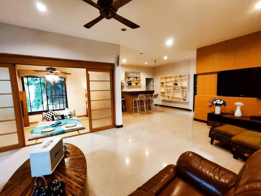 Yellow House Garden Villa: Luxurious Pool Retreat Near Night Market *