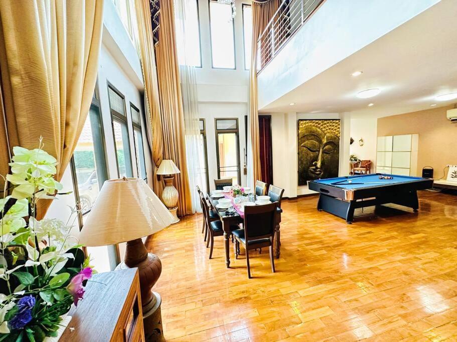 Yellow House Garden Villa: Luxurious Pool Retreat Near Night Market Villa Chiang Mai