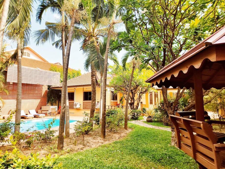Yellow House Garden Villa: Luxurious Pool Retreat Near Night Market