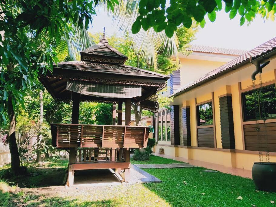 Yellow House Garden Villa: Luxurious Pool Retreat Near Night Market * Chiang Mai