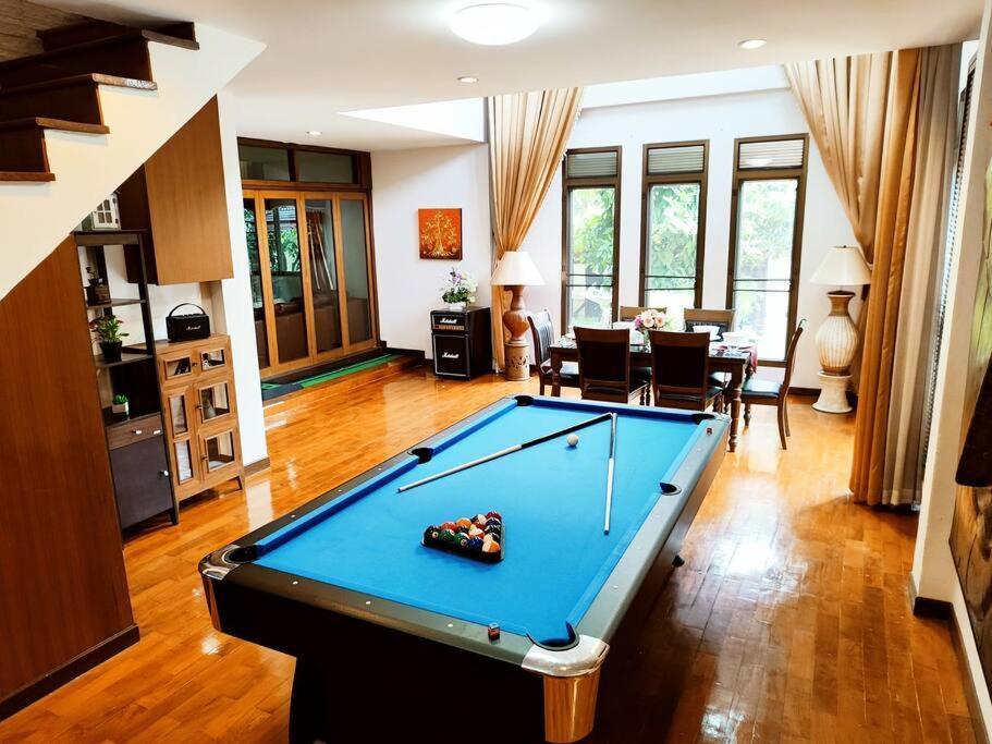 Yellow House Garden Villa: Luxurious Pool Retreat Near Night Market Villa *
