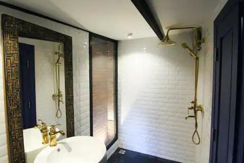 Gateway House * Chiang Mai