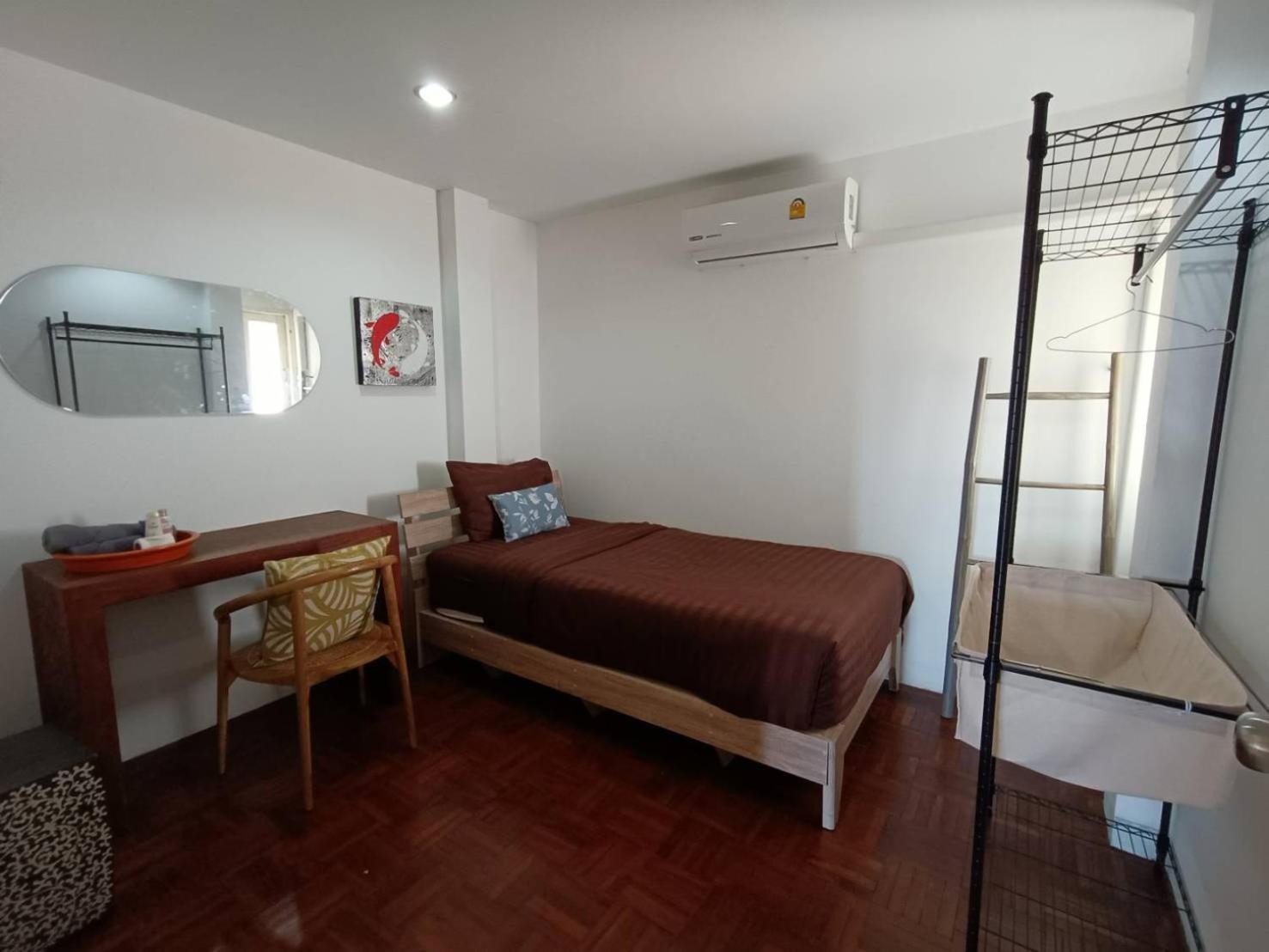 8th House @ Center Of Chiangmai Old Town Apartment