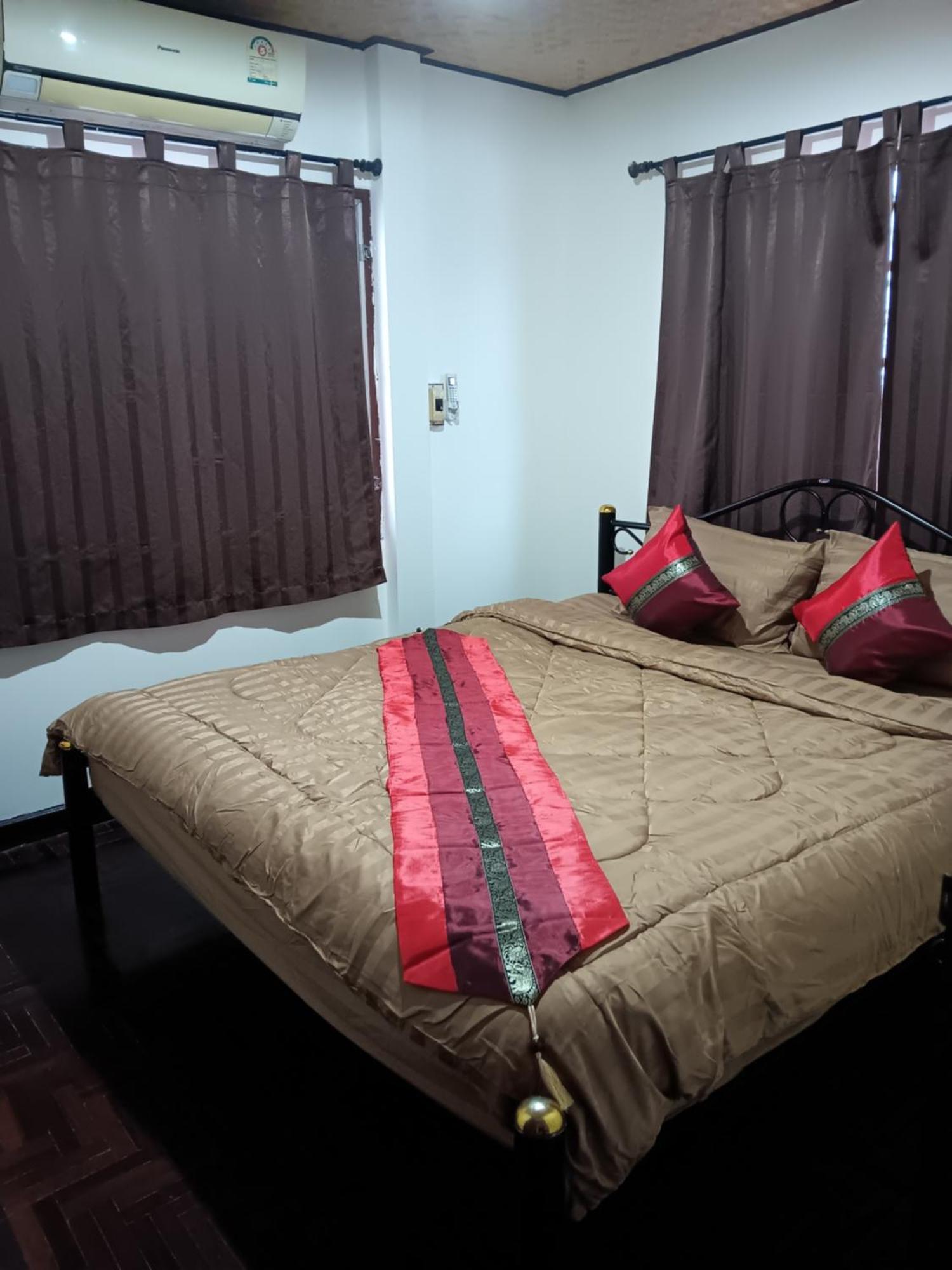 Hug Glur House Tour And (adults Only) Hostel