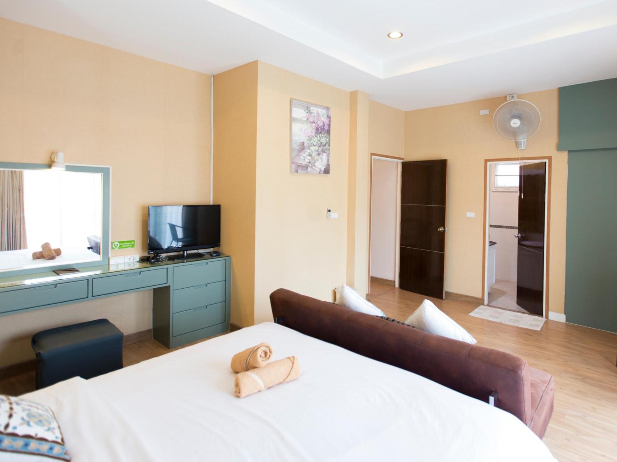 Villa Entire 3br 2 Store House At Saturday Night Market Chiang Mai