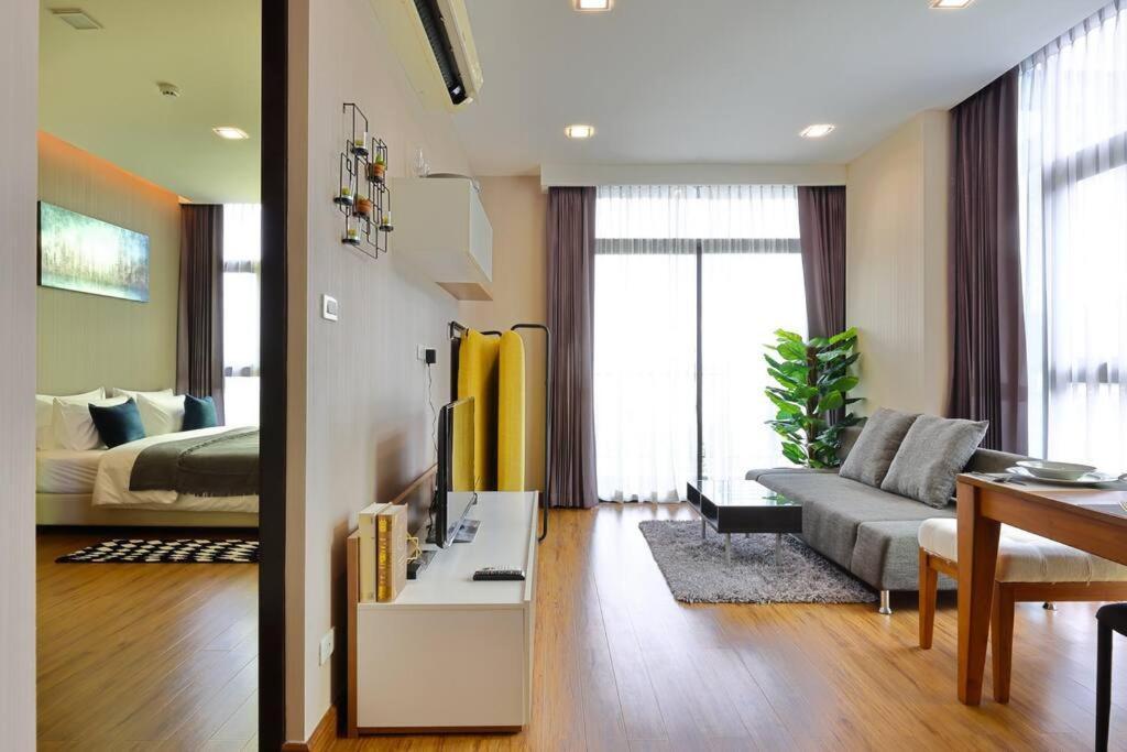 Stunning Spacious Mountain View Apartment *